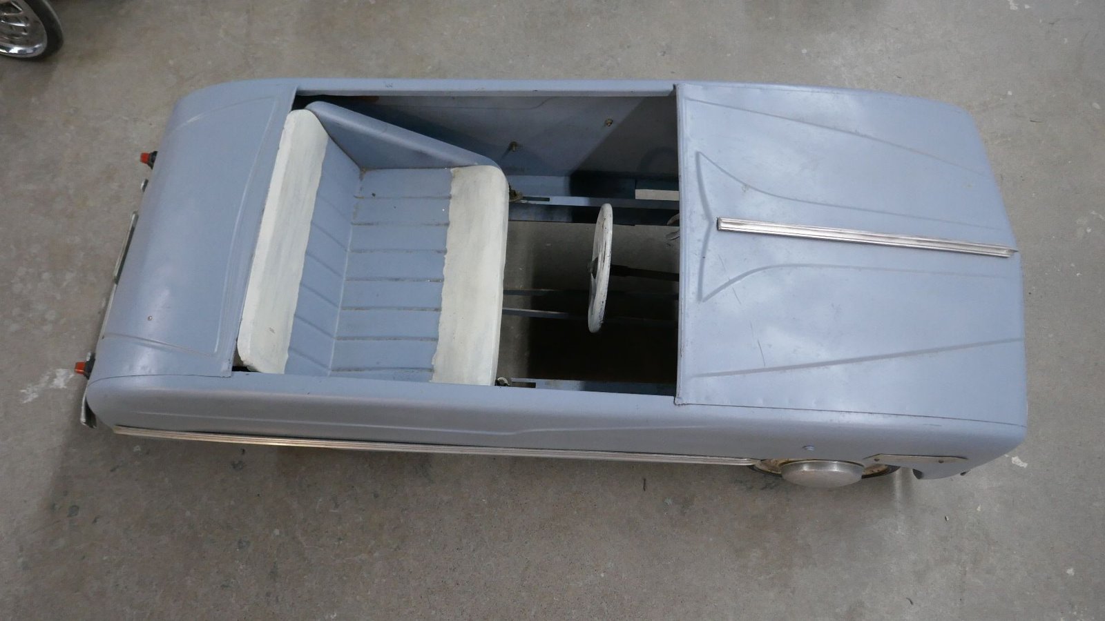 Ein Spielzeugauto steht auf einer Betonfläche